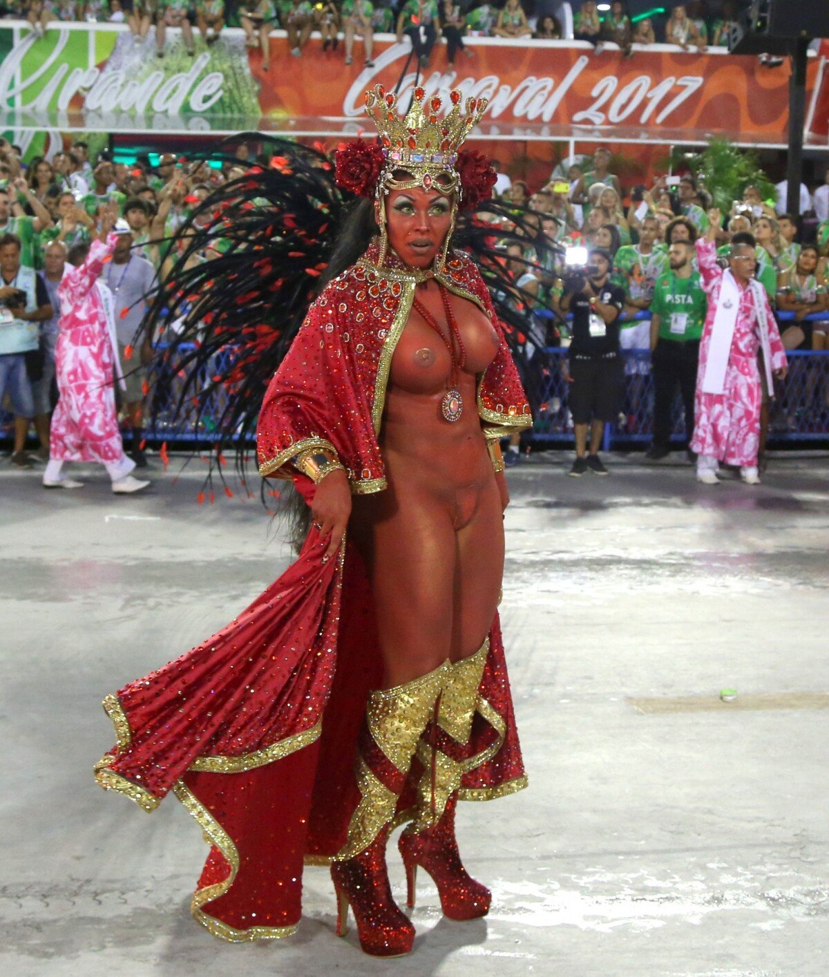 Foto: Alexandra Ricette usou tapa-sexo de 5 centímetros no desfile da  Mangueira - Purepeople