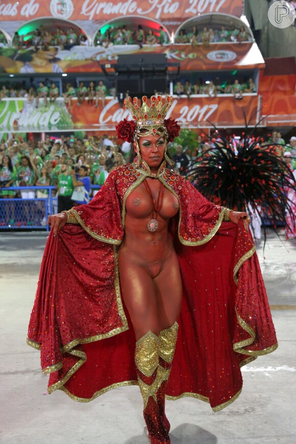 Alexandra Ricette desfilou como musa da Mangueira, no começo da manhã desta terça-feira de carnaval, 28 de fevereiro de 2017