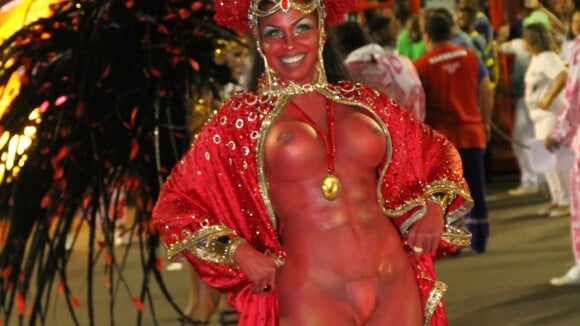Carnaval: musa da Mangueira levou 6 horas para pintar corpo. 'Nua e confortável'