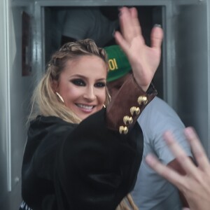 Claudia Leitte exibiu seu novo visual, com dreads, ao chegar ao seu trio elétrico, em Salvador, nesta terça-feira, 28 de fevereiro de 2017