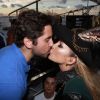 Claudia Leitte ganhou um beijinho de seu marido, Márcio Pedreira, nesta terça-feira, 28 de fevereiro de 2017