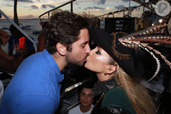 Claudia Leitte ganhou um beijinho de seu marido, Márcio Pedreira, nesta terça-feira, 28 de fevereiro de 2017