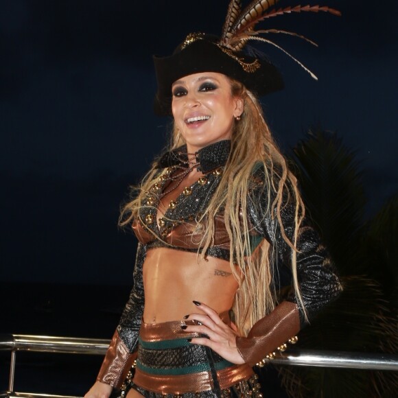 Claudia Leitte exibe seu visual inspirado em Jack Sparrow