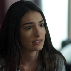 Yasmin (Marina Moschen) enfrenta Léo (Rafael Vitti) e avisa que não vai deixar de ver Zac (Nicolas Prattes), na novela 'Rock Story'