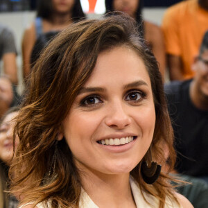 Monica Iozzi foi vista aos beijos com Felipe em camarote na Sapucaí durante o carnaval