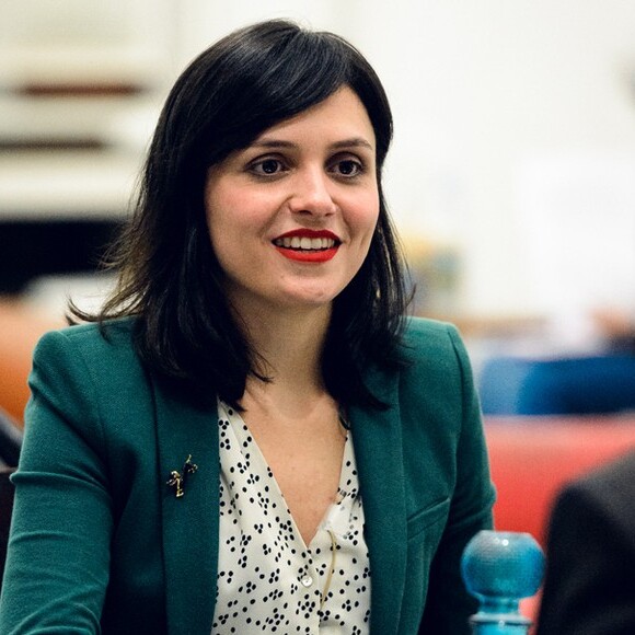 Monica Iozzi escureceu os cabelos para a série 'Vade Retro'