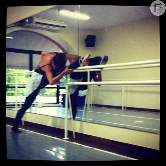 Isis Valverde compartilha uma foto da aula de balé