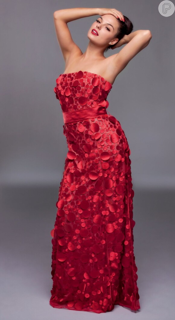 Isis Valverde posa exuberante para a capa da revista 'Contigo'