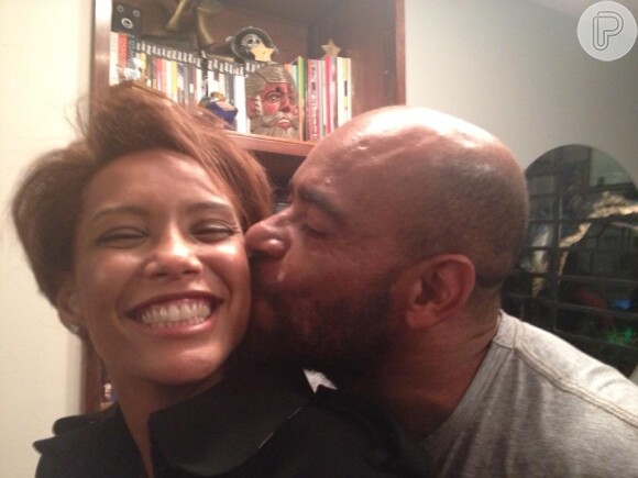 Taís Araújo publica foto no Twitter ganhando beijo do profissional que cortou o seu cabelo