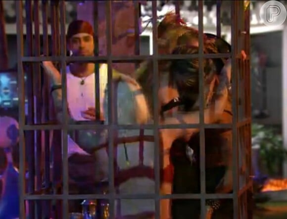Dentro de jaula, Aline dá beijão em Vanessa