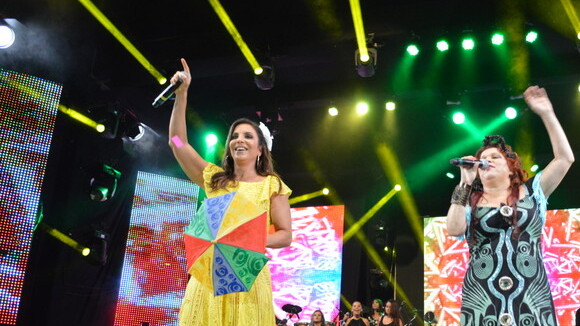 Ivete Sangalo dança frevo durante participação em DVD da cantora Nena Queiroga