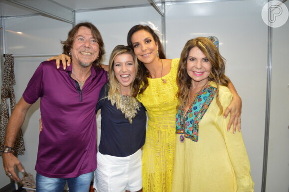 Ivete Sangalo posa ao lado de Lenine, Luiza Possi e Elba Ramalho nos bastidores da gravação