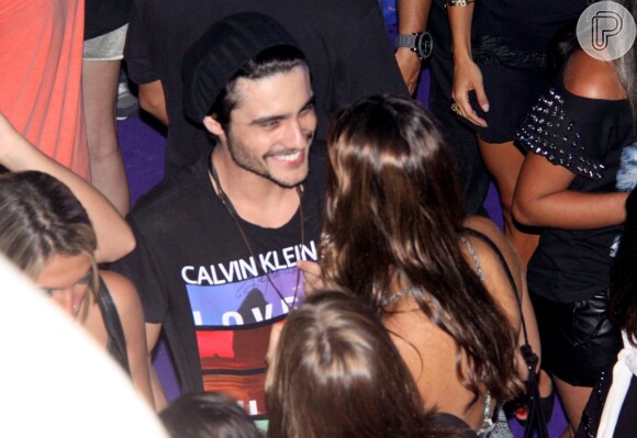Bruna Marquezine e Guilherme Leicam se encontram durante a gravação do DVD da cantora Anitta e demonstraram intimidade na pista de dança