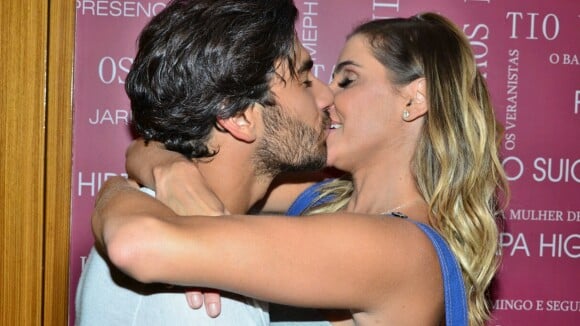 Deborah Secco beija Hugo Moura após estreia de peça do marido no Rio. Fotos!