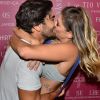 A atriz deu um beijão no marido após o fim do espetáculo