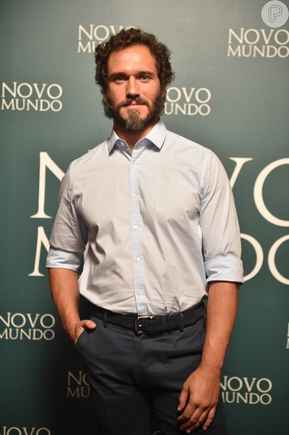 Paulo Rocha exibiu o novo corte de barba e cabelo para compor o visual do seu novo personagem em 'Novo Mundo', novela das 18h que estreia no dia 22 de março