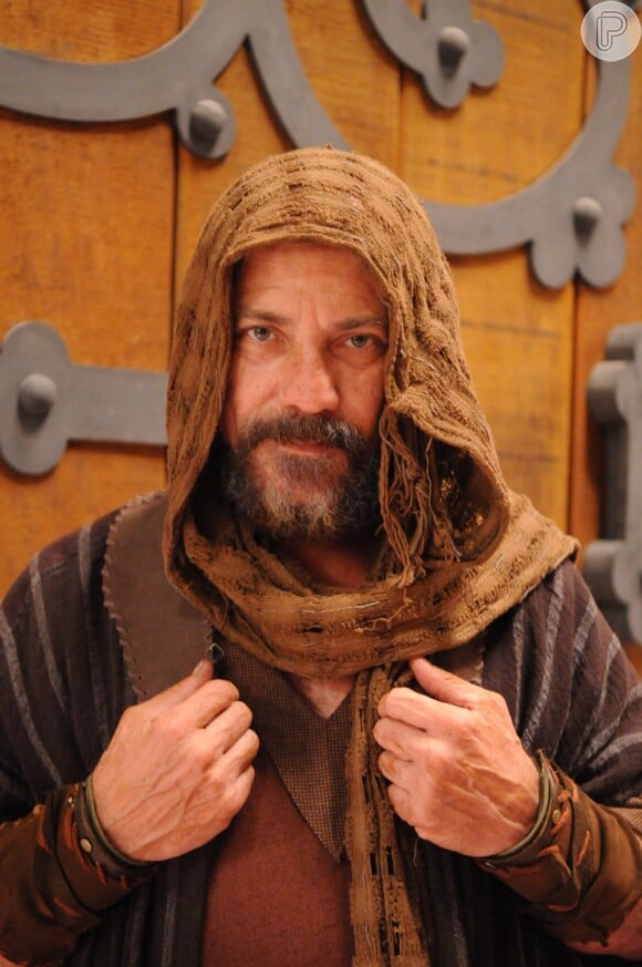 Baruque (Guilherme Lopes) é o fiel escudeiro de Jeremias (Vitor Hugo), na novela 'O Rico e Lázaro'