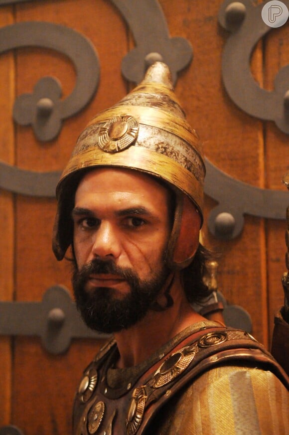 Arioque (Felipe Cardoso) é o hábil guerreiro que não hesita ao receber ordens do rei, Nabucodonosor (Heitor Martinez), na novela 'O Rico e Lázaro'