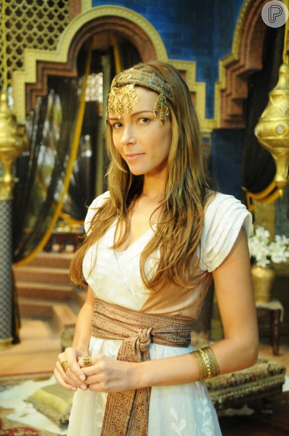 Namnu (Fran Fischer) é serva de Nitócris (Sthefany Brito) e cuidadora de Belsazar (João Barrreto), na novela 'O Rico e Lázaro'