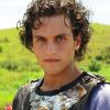Tiago Marques é Abel, um exímio arqueiro, na novela 'O Rico e Lázaro'