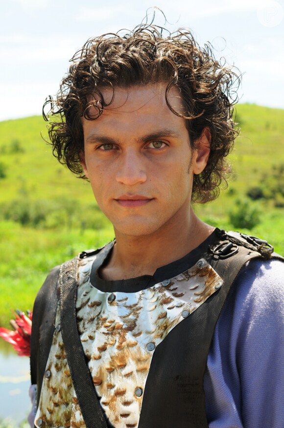 Tiago Marques é Abel, um exímio arqueiro, na novela 'O Rico e Lázaro'