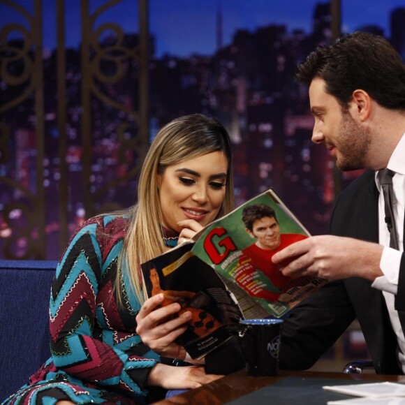 Naiara Azevedo se surpreende ao ver revista masculina