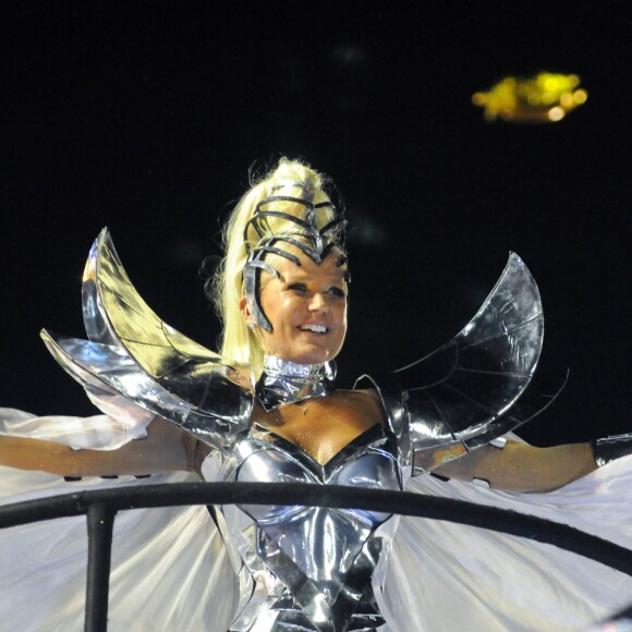 Xuxa Meneghel surgiu com uma fantasia ousada na Sapucaí