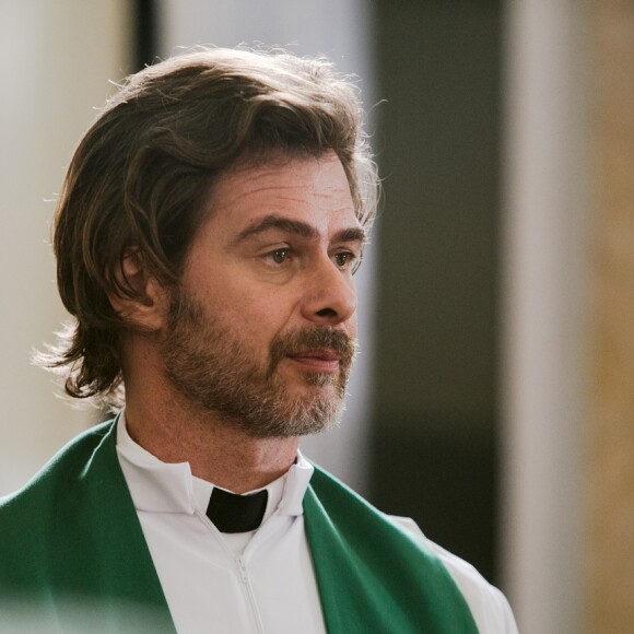 Padre Julião (João Vitti) também está apaixonado por Elisa (Luma Costa), na novela 'Sol Nascente'