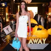 Luciana Gimenez usa bolsa Dior de R$ 15 mil em evento: 'Ganhei do meu marido'