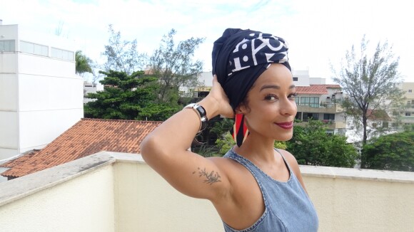 Alinne Prado, repórter do 'Vídeo Show', avisa que todo mundo pode aprender a usar turbante: 'É muito fácil'