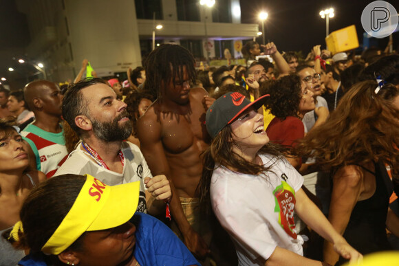 Alice Wegmann se divertiu fora da área VIP no Carnaval de Salvador, na Bahia