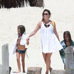 Giovanna Antonelli aproveitou um dia de folga das gravações da novela 'Sol Nascente' para levar as gêmeas Antonia e Sofia à praia com a amiga Graziela Garcia