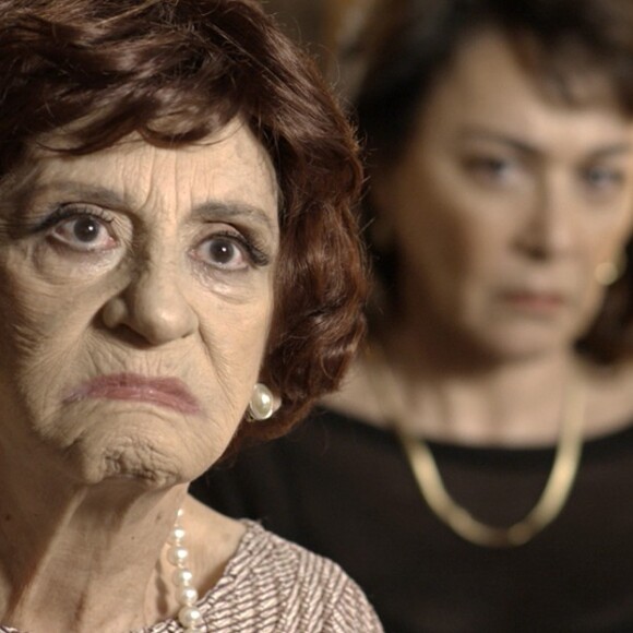 Após ser abandonada por Mocinha (Nívea Maria), Sinhá (Laura Cardoso) chama Cristiano (Malvino Salvador) para lhe ajudar em suas armações, no final da novela 'Sol Nascente'