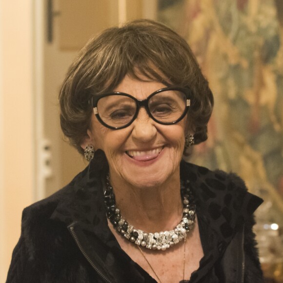 Sinhá (Laura Cardoso) deixa o Brasil chamando os policias de 'idiotas', no final da novela 'Sol Nascente'