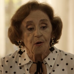 Cena de Sinhá (Laura Cardoso) fugindo do Brasil faz referência ao personagem Marco Aurélio (Reginaldo Faria), de 'Vale tudo', no final da novela 'Sol Nascente'