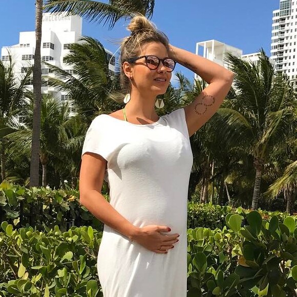 Andressa Suita deixou barriga em evidência em look básico nos Estados Unidos