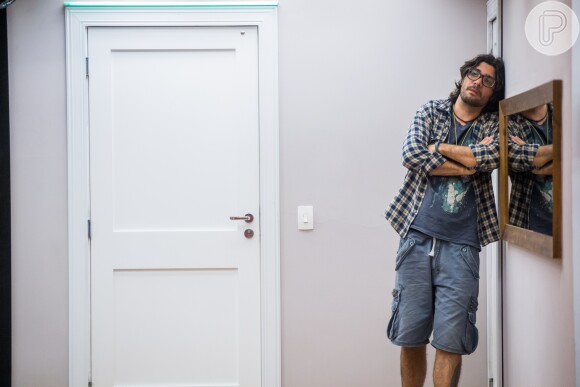 Cozinheiro ficou desconfiado por causa de uma música do É O Tchan tocada no confinamento