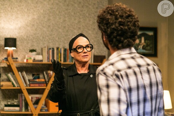 Mág (Vera Holtz) entra no apartamento de Elio (João Campos) atrás do celular de Tião (José Mayer), na novela 'A Lei do Amor'