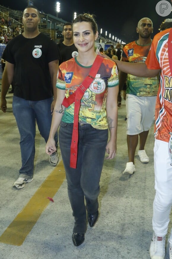 Cleo era só sorrisos no ensaio da Grande Rio, na Sapucaí, RJ, em 13 de janeiro de 2013