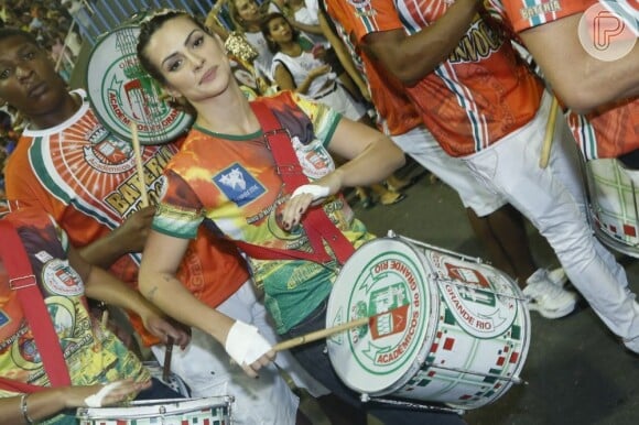 Cleo Pires integrou a bateria da escola no ensaio da Grande Rio, na Sapucaí, RJ, em 13 de janeiro de 2013
