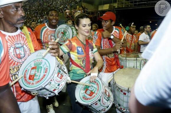 Cleo Pires esquentou o clima como percussionista no ensaio da Grande Rio, na Sapucaí, RJ, em 13 de janeiro de 2013