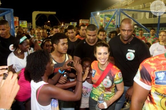 Cleo Pires marca presença na bateria da escola no ensaio da Grande Rio, na Sapucaí, RJ, em 13 de janeiro de 2013