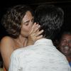 Camila Pitanga beijou o namorado, Igor Angelkorte, em estreia de peça