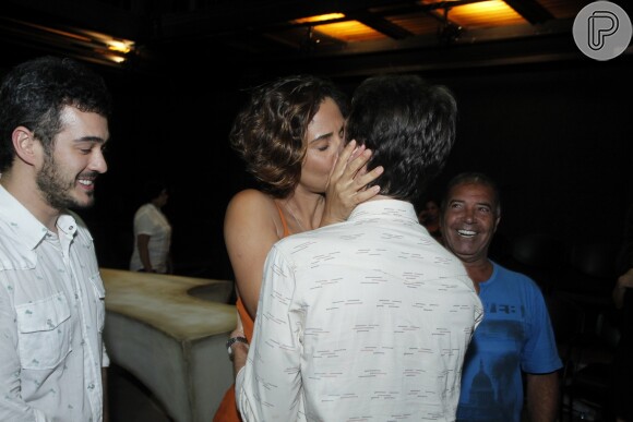 Camila Pitanga beijou o namorado, Igor Angelkorte, em estreia de peça