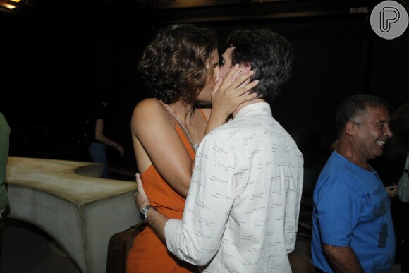 Camila Pitanga e Igor Angelkorte trocaram beijos após estreia de peça