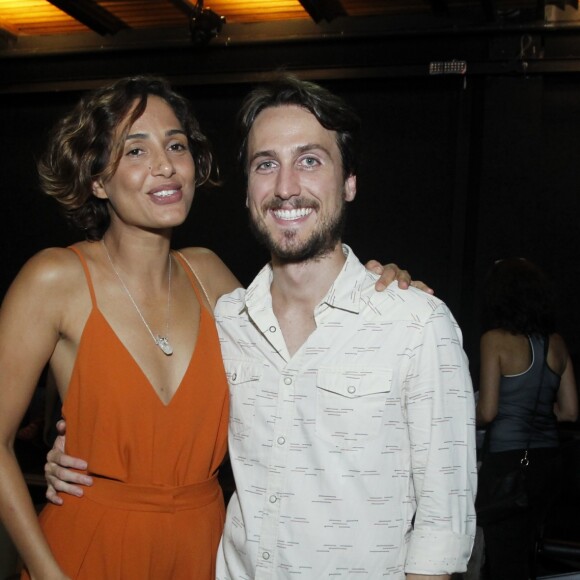 Camila Pitanga e Igor Angelkorte posaram após estreia de peça do ator