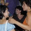 Camila Pitanga e Aline Fanju botaram o papo em dia em estreia de peça de Igor Angelkorte