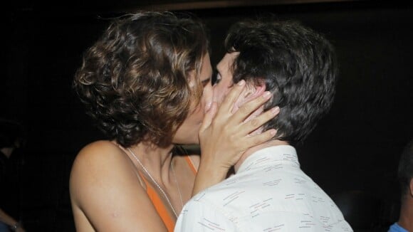 Camila Pitanga beija o namorado, Igor Angelkorte, em estreia de peça. Fotos!