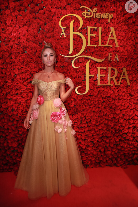 Sabrina Sato apareceu deslumbrante com um vestido dourado no 'Prêmio Geração Glamor', em São Paulo, na noite desta quinta-feira (9)