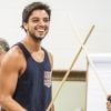 Rodrigo Simas faz aulas de espadas para encarar cenas de luta na novela 'Novo Mundo', que estreia no próximo dia 22 de março